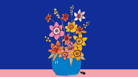 Dibujo de un jarrón azul con narcisos de colores. Fondo azul oscuro y rosa.